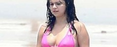 Selena Gomez en la playa y pasada de peso