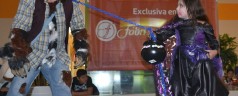 Colorido concurso de disfraces en Galerias Acapulco