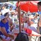 El Alcalde de Acapulco charlo con turistas en la playa