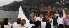 Develan en Acapulco estatua de Juan Gabriel