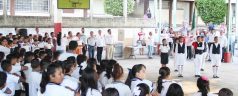 Ceremonia de inicio del ciclo escolar en la primaria Francisco Villa
