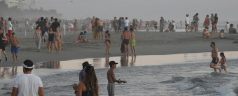 Turistas abarrotan Playa Diamante en Acapulco