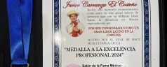 El humorista Javier Carranza fue galardonado con la Medalla a la Excelencia Profesional 2024